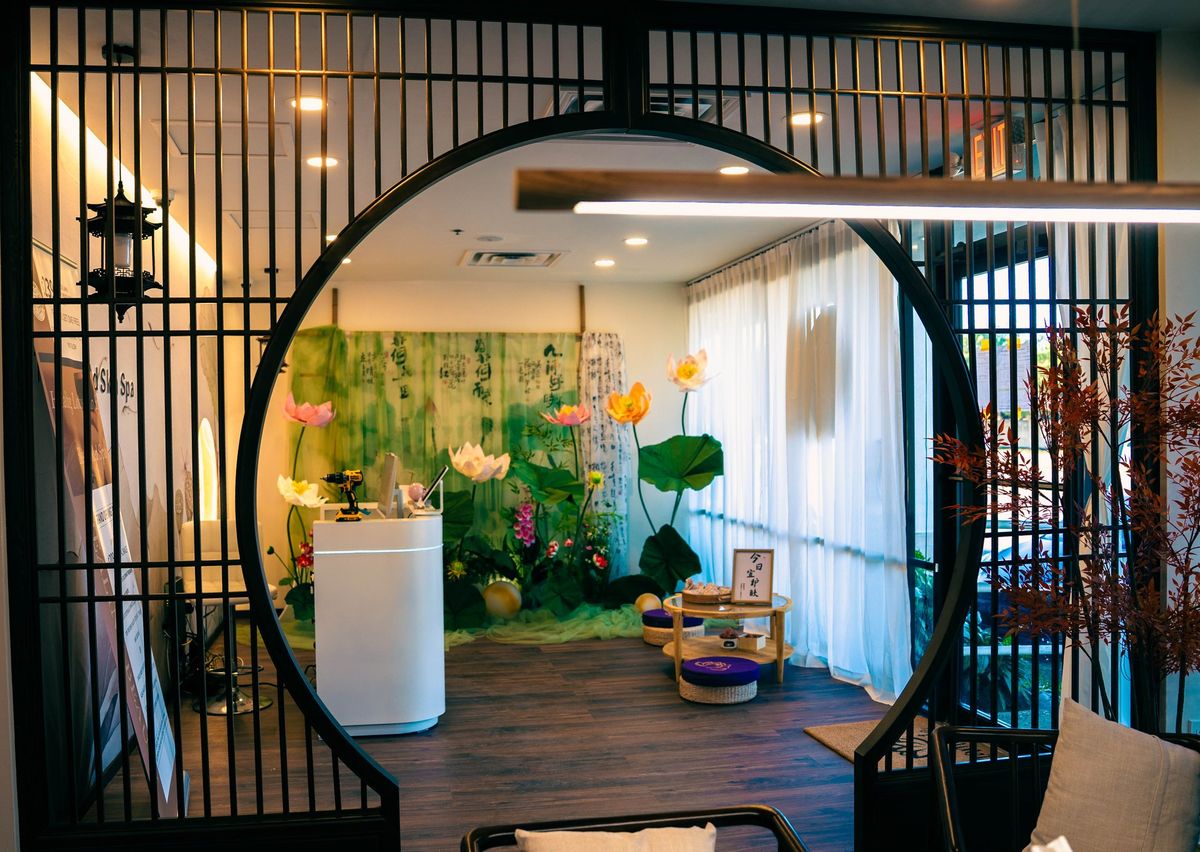 Spa entrance with decorative archway